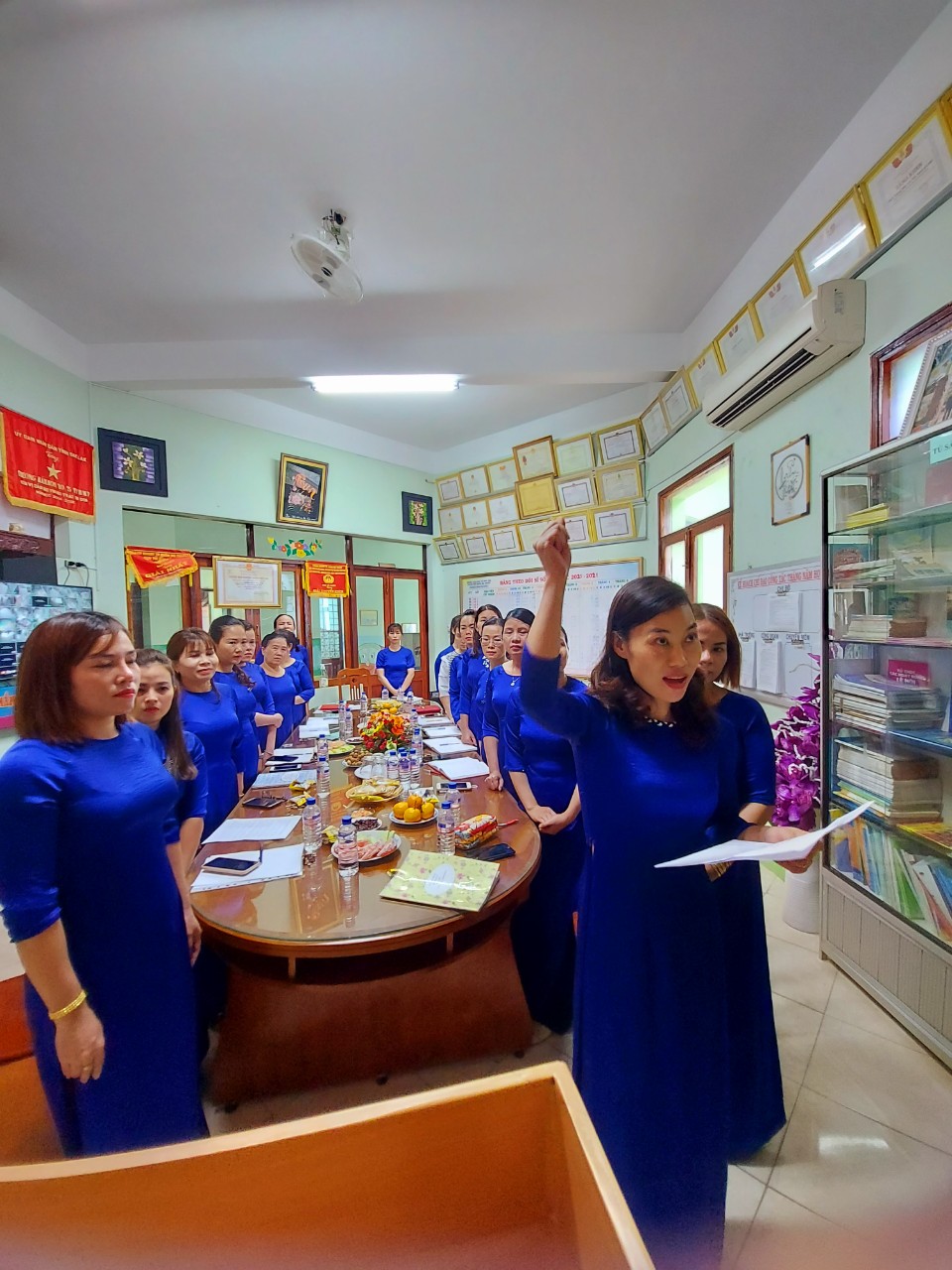 Đồng Chí: Đinh Thị Ân tuyên thệ lời thề của người Đảng viên Đảng Cộng Sản Việt Nam