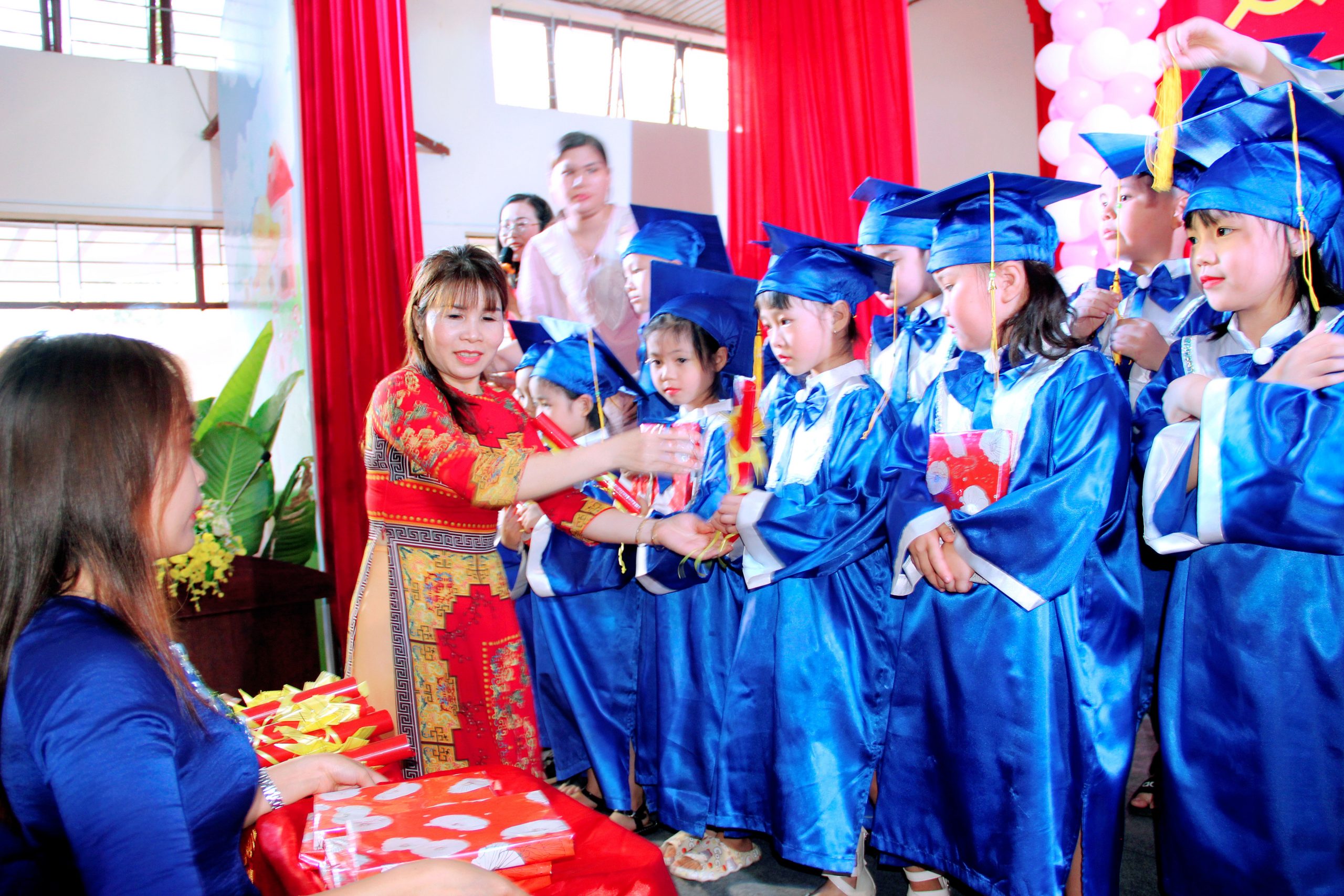Cô: Vũ Thị Nhung - Phó hiệu trưởng nhà trường trao chứng nhận cho các cháu