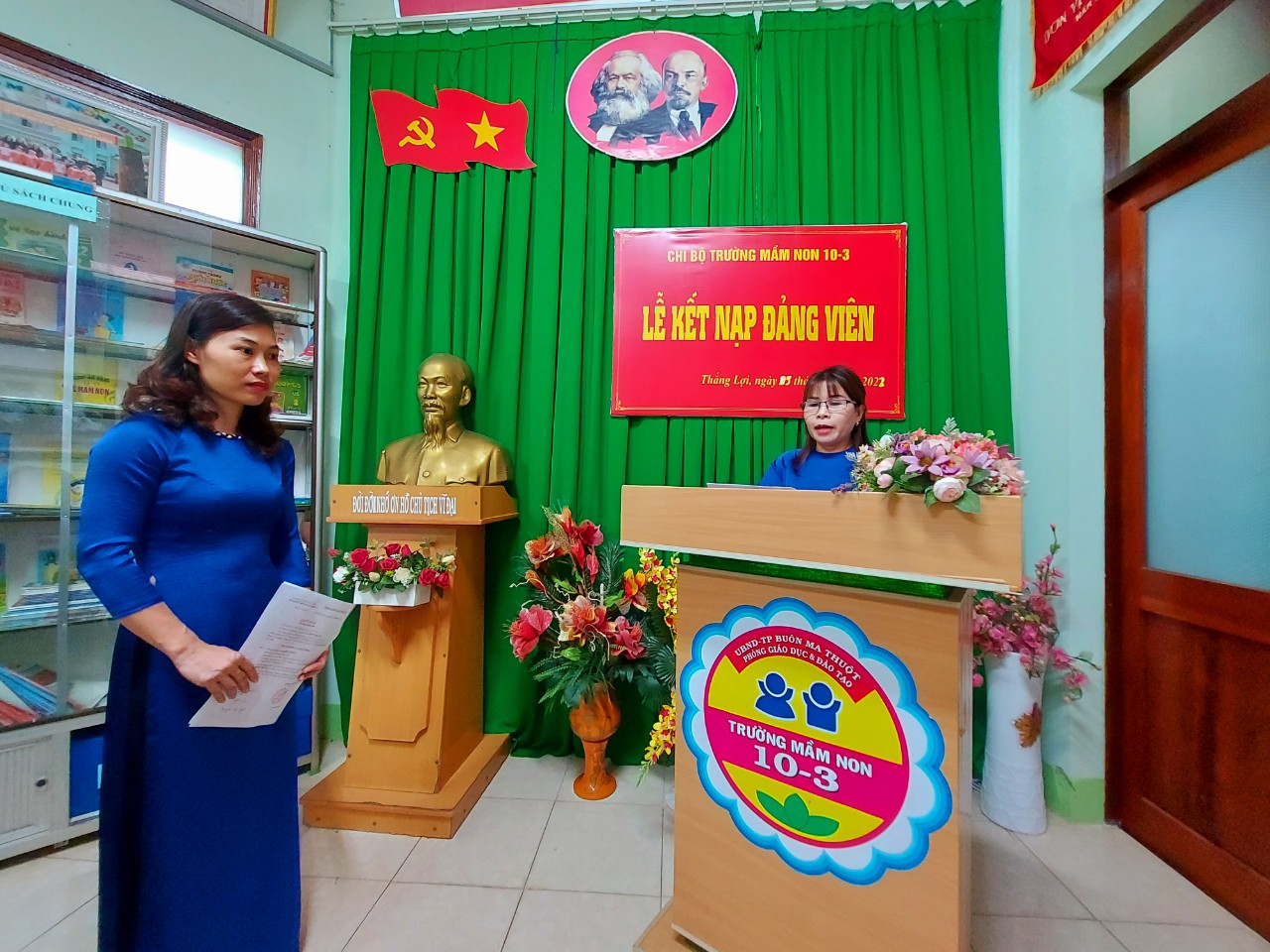 Đồng Chí: Vũ Thị Nhung - Phó Bí thư, chi bộ hiệu phó nhà trường phân công nhiệm vụ cho đảng viên mới